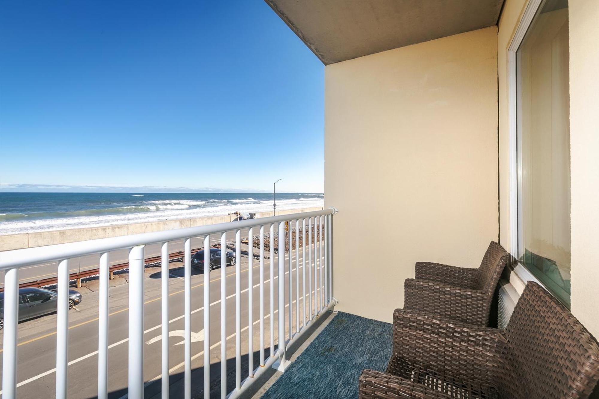Direct Oceanfront Studio Suite! 햄튼 외부 사진