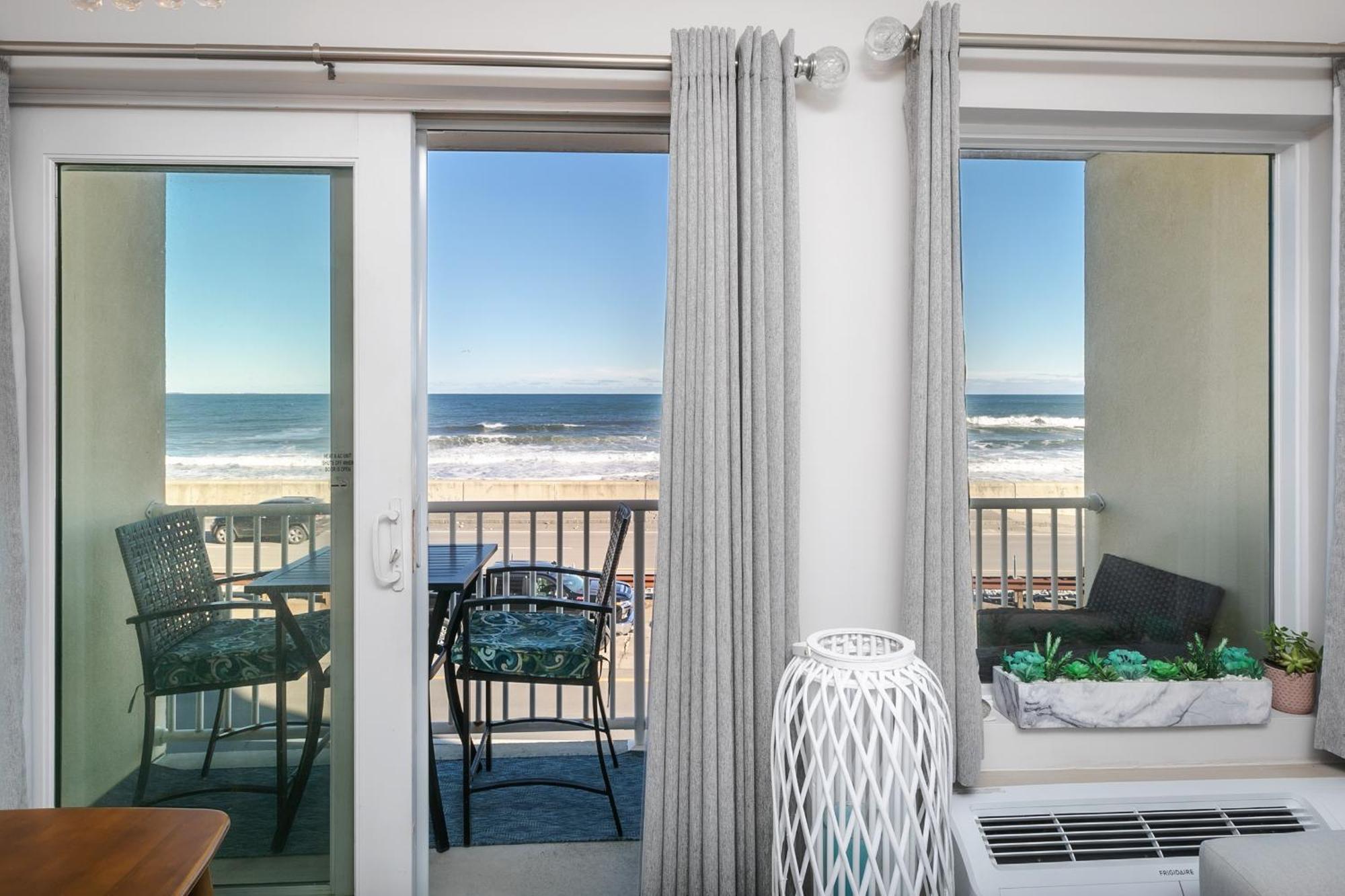 Direct Oceanfront Studio Suite! 햄튼 외부 사진